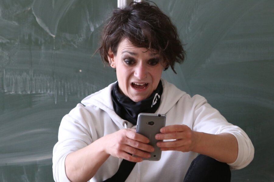 Youtube und das alte Klassenzimmer - Mona (Michaela Finkbeiner) ist die Youtuberin "Die Eisbärin". Im Klassenzimmerstück werden viele kritische Fragen rund um Likes und soziale Medien aufgegriffen. 