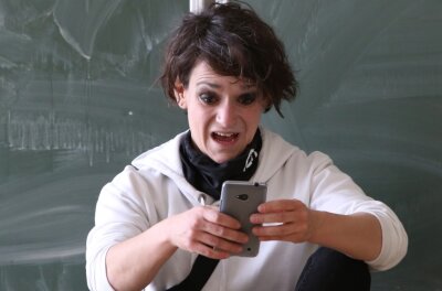 Youtube und das alte Klassenzimmer - Mona (Michaela Finkbeiner) ist die Youtuberin "Die Eisbärin". Im Klassenzimmerstück werden viele kritische Fragen rund um Likes und soziale Medien aufgegriffen. 