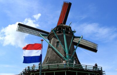 Zaandam: Wo die Windmühlen mehr als Folklore sind - Die Windkraftwerke von Zaandam: Besucher stehen auf der Galerie einer der Windmühlen.