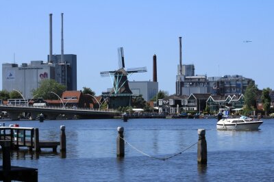 Zaandam: Wo die Windmühlen mehr als Folklore sind - Zwischen moderner Industrie am Zaan-Fluss in Zaandijk: die Mehl-Mühle De Bleeke Dood von 1782.