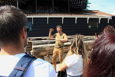 Zaandam: Wo die Windmühlen mehr als Folklore sind - Windmüller Tim Doeves erklärt Besuchern die Holzsägemühle Het Jonge Schaap, die 2007 wieder aufgebaut wurde.