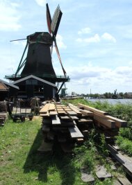 Zaandam: Wo die Windmühlen mehr als Folklore sind - Holz vor der Mühle: Eines der Windkraftwerke fungiert wie in Hollands Goldenem Zeitalter als Sägewerk.
