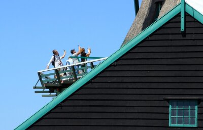 Zaandam: Wo die Windmühlen mehr als Folklore sind - Ein Foto als Erinnerung: Besucher auf einer der Windmühlen in Zaanse Schans.