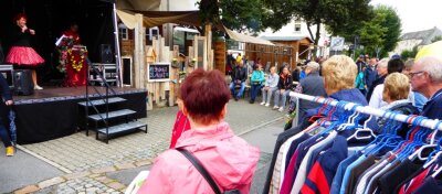 Zähl-App macht Straßenfest möglich - Auf die Besucher des 18. Straßenfestes auf der Rudolf-Breitscheid-Straße in Flöha warteten am Sonnabend neben Imbiss- und Flohmarktständen auch Präsentationen von Vereinen und Einrichtungen sowie Livemusik - hier begrüßt Sängerin Conny Schmerler aus Flöha ihr Publikum. 