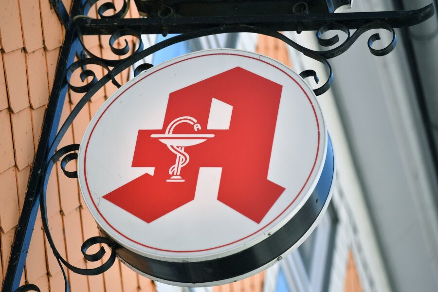 Zahl der Apotheken in Sachsen nimmt weiter ab - Das Apothekenzeichen hängt an einer Hausfassade.