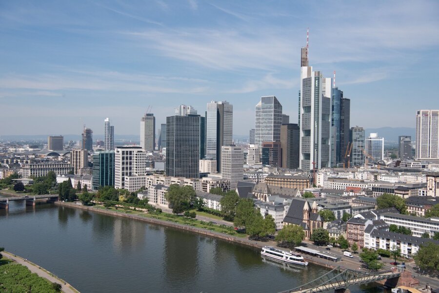 Zahl der Bank-Filialen in Deutschland sinkt - Die Bankenskyline von Frankfurt: In Deutschland gibt es erstmals weniger als 20.000 Bankfilialen.