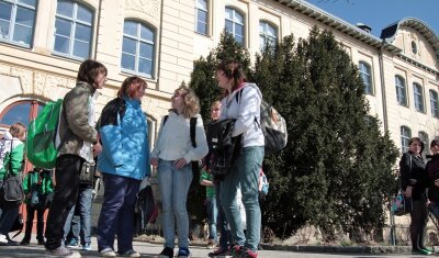 Schülergruppe vor der Mittelschule Olbernhau