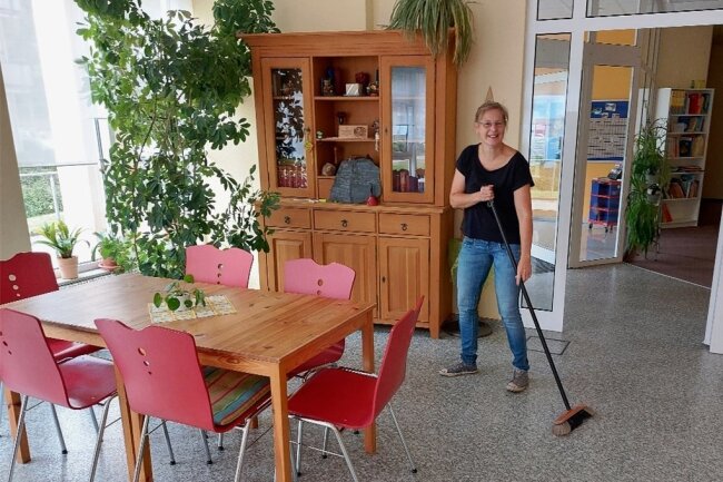 Zahl der Hilfsbedürftigen in Klingenthal steigt wieder - Kein Kehraus, im Gegenteil: Barbara Pfeiffer, die ehrenamtliche Chefin des Café B in Klingenthal, bei den letzte Vorbereitungen für das Treffen am heutigen Freitag zum 15-jährigen Bestehen der Einrichtung. 