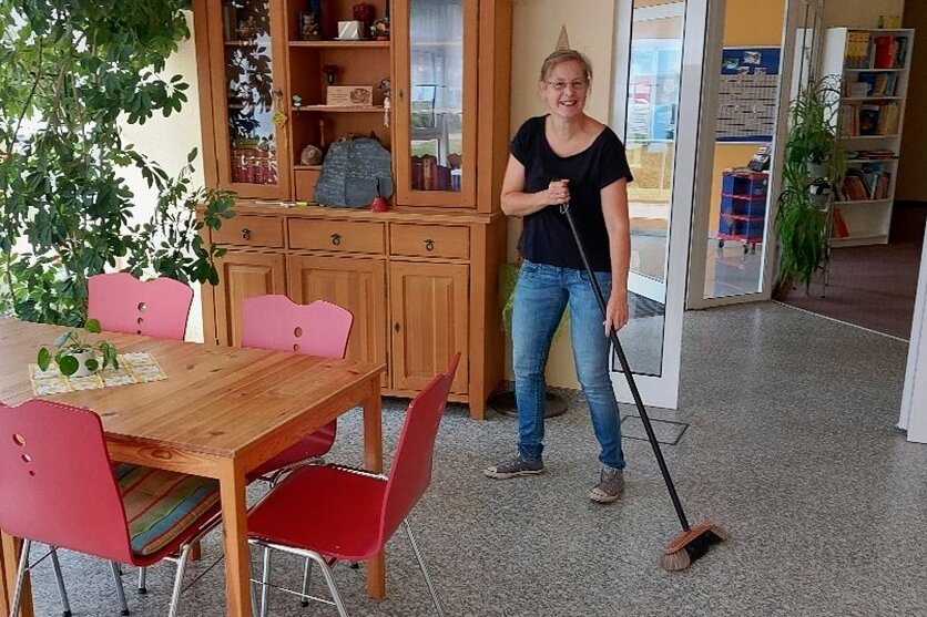 Zahl der Hilfsbedürftigen in Klingenthal steigt wieder - Kein Kehraus, im Gegenteil: Barbara Pfeiffer, die ehrenamtliche Chefin des Café B in Klingenthal, bei den letzte Vorbereitungen für das Treffen am heutigen Freitag zum 15-jährigen Bestehen der Einrichtung. 