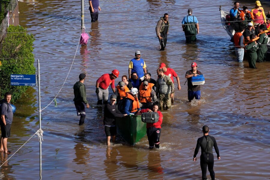 Zahl der Hochwasseropfer in Brasilien steigt auf über 100 - Im Kampf gegen die Fluten waren zahlreiche Feuerwehrleute und Katastrophenschützer im Einsatz.
