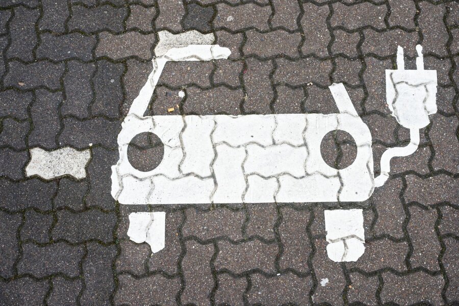 Zahl der Ladepunkte für Elektroautos im Land steigt weiter - Ein Symbol für E-Autos ist auf einem Parkplatz zu sehen.