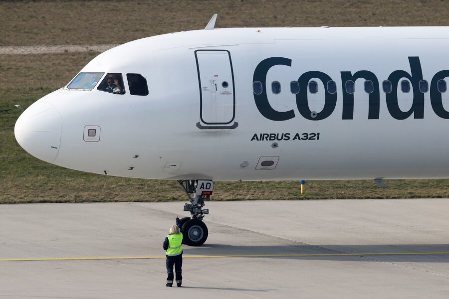 Zahl der Passagiere an Flughäfen gestiegen - Der Pilot einer Condor-Maschine mit Ziel Teneriffa winkt dem Bodenpersonal vor dem Start vom Flughafen Leipzig/Halle.