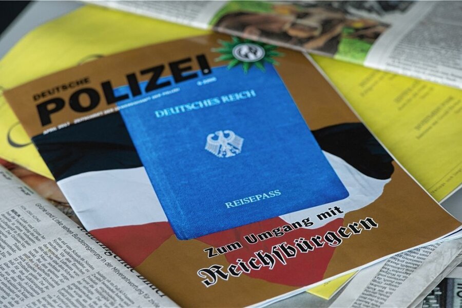 Zahl der Reichsbürger im Vogtland deutlich zugenommen - Eine Ausgabe der Zeitschrift "Deutsche Polizei", die von der Gewerkschaft der Polizei herausgegeben wird, liegt auf einem Tisch. Das Heft behandelt Fragen zum Umgang mit Reichsbürgern.