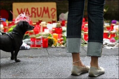 Zahl der Toten nach Loveparade-Katastrophe auf 20 gestiegen - Nach der Katastrophe bei der Duisburger Loveparade mit 19 Toten ist die Zahl der Verletzten auf mehr als 500 gestiegen. Ein Opfer schwebte zwei Tage nach der Tragödie noch in Lebensgefahr.
