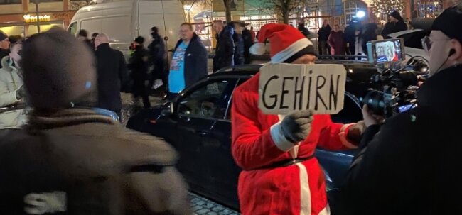 Zahlreiche Anzeigen und Platzverweise für Corona-"Spaziergänger" in Zwickau - Der als Weihnachtsmann verkleidete Demonstrant macht anfangs Scherze. Später wird er bei einer polizeilichen Maßnahme verletzt. 