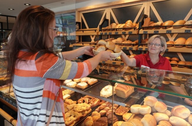 Kundin Katja Borchardt hat am Dienstag im sogenannten Genussplatz der Mühlenbäckerei Clauß in Zwickau bei Fachverkäuferin Sylvia Hausotto Doppelbrötchen für 70 Cent pro Stück gekauft. 