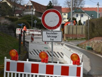 Zahlreiche Baustellen in Mittelsachsen - Ein Teil der Ortsdurchfahrt von Zettlitz bei Rochlitz ist derzeit voll gesperrt, weil eine Gasleitung verlegt wird. Die Arbeiten sollen bis zum 14. April dauern. Eine weitere Baustelle in Zettlitz betrifft die Ortsverbindungsstraße Kralapp/Rüx. 