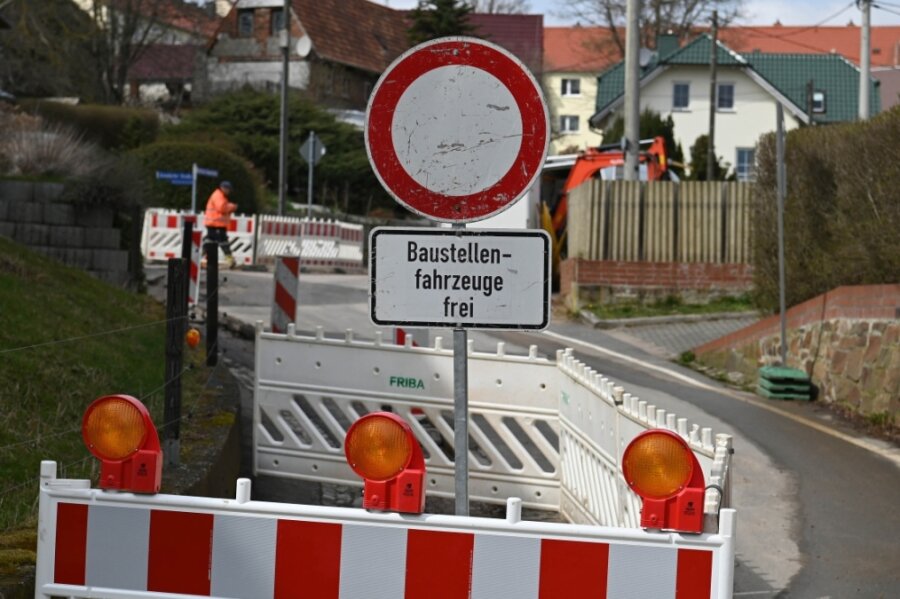 Zahlreiche Baustellen in Mittelsachsen - Ein Teil der Ortsdurchfahrt von Zettlitz bei Rochlitz ist derzeit voll gesperrt, weil eine Gasleitung verlegt wird. Die Arbeiten sollen bis zum 14. April dauern. 
