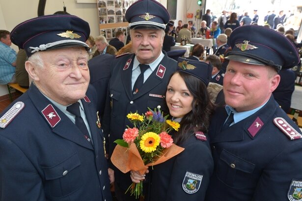 Zahlreiche Besucher gratulieren Feuerwehr zu neuem Depot - Im Bild: Der 87-jährige Heinz Flade (links), der seit 71 Jahren Mitglied in der FFW Helbigsdor ist, sein Sohn Klaus-Dieter Flade, Stefanie Felber und Gerätewart Rico Grimm.