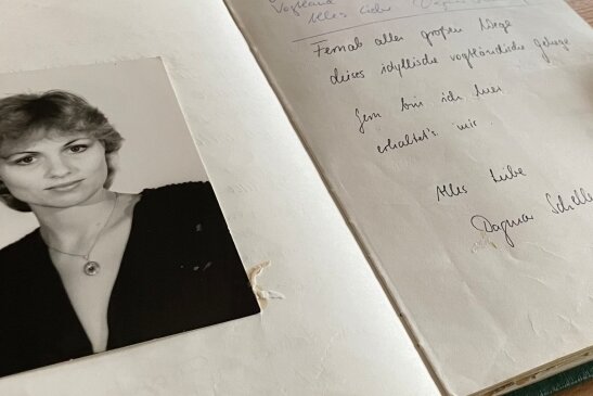 Zahlreiche Prominente füllen die Gästebücher der Pfaffenmühle - Ein Blick ins Gästebuch der Pfaffenmühle. Im Januar 1989 hat sich dort auch Sängerin Dagmar Schellenberger verewigt. 