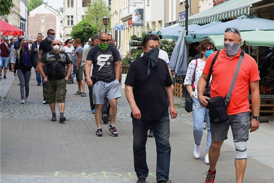 Zahlreiche Teilnehmer bei Protest-Spaziergängen in Westsachsen - Crimmitschau läuft: Initiator Heike Gumprecht (vorne rechts) hatte zu dem Spaziergänge durch die Fußgängerzone eingeladen. Laut Polizei gab es weder in Crimmitschau noch in Meerane Zwischenfälle. 
