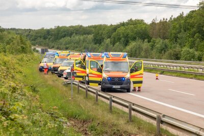 Zahlreiche Unfälle auf der A 4 in Richtung Dresden: Mehrere Menschen am Pfingstsonntag verletzt - Da der bei Wüstenbrand verunglückte Mercedes-Bus offenbar voll besetzt war, rückte der Rettungsdienst mit mehreren Fahrzeugen aus.