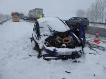 Zahlreiche Unfälle in und um Zwickau: Schnee bringt Verkehr ins Stocken - Auf der S 293 verunglückte ein VW. Das Auto wurde während der Bergung eingeschneit.