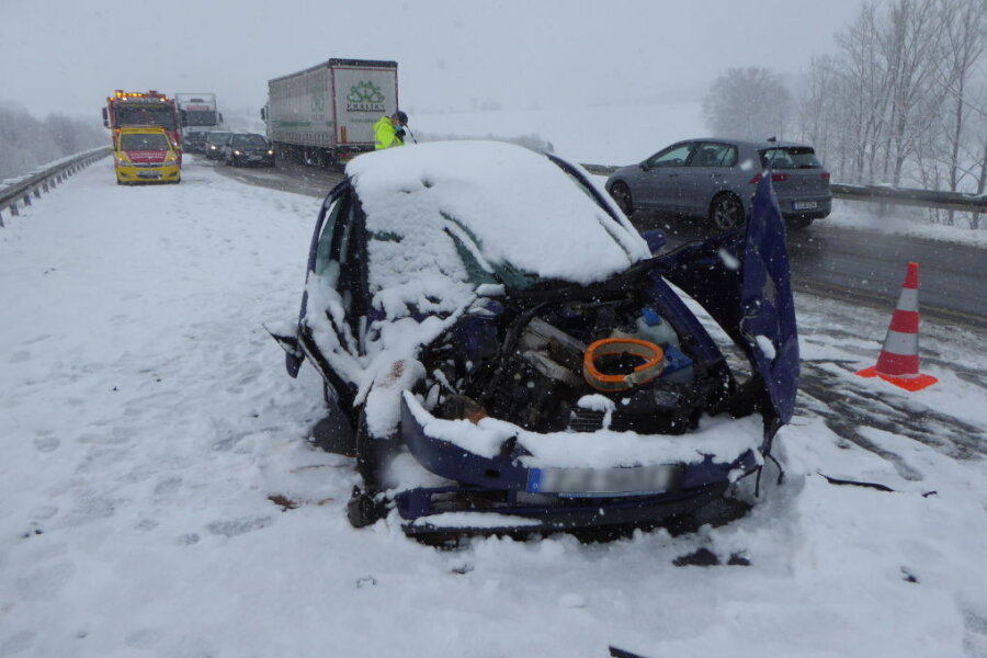 Zahlreiche Unfälle in und um Zwickau: Schnee bringt Verkehr ins Stocken - Auf der S 293 verunglückte ein VW. Das Auto wurde während der Bergung eingeschneit.