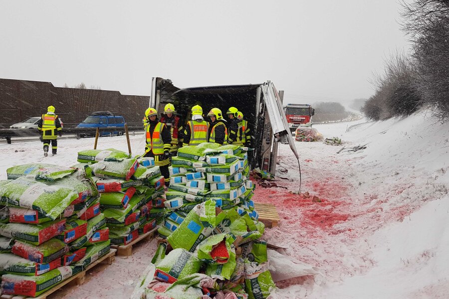 Zahlreiche Unfälle nach Schneefall - Sattelzug legt Verkehr auf A 72 lahm - 