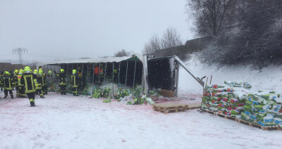 Zahlreiche Unfälle nach Schneefall - Sattelzug legt Verkehr auf A 72 lahm - 