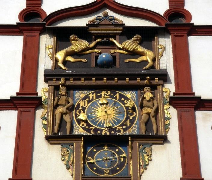 Zahn der Zeit setzt Rathausuhr zu - 
              <p class="artikelinhalt">Die historischen Rathausuhr aus dem Jahr 1548 ist ein Schmuckstück Plauens. Immer wieder fragen sich Plauener und Touristen, warum sich die Figuren nicht bewegen und die Glocke anschlagen.</p>
            
