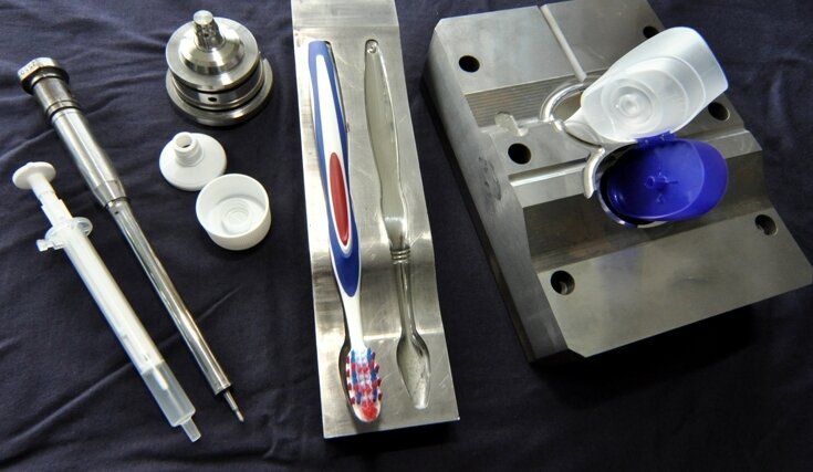 <p class="artikelinhalt">Verschiedene Formen - verschiedene Produkte. Mit Werkzeugen und Formen aus Rothenkirchen werden weltweit Zahnbürsten, Plastikverschlüsse und medizinische Teile hergestellt.</p>