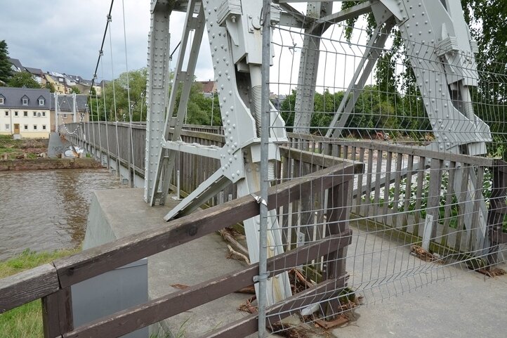 Zaßnitzern dauert Reparatur der Hängebrücke zu lange - Der Schaukelsteg nach Rochlitz ist derzeit gesperrt.