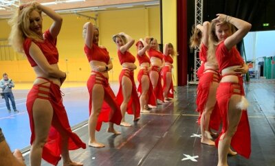Zauber des Orients feiert Premiere - Die Tänzerinnen proben auch in Hartha Formationen für ihre neue Show. 