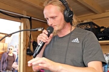 Zauberhafter Sommernachtstraum - Tontechniker Hannes Schmieder beim letzten Mikro-Check. An den Pulten wird Schwerstarbeit geleistet.