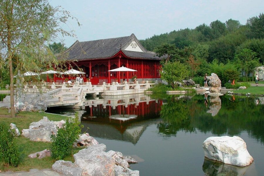 Zauberhaftes Marzahn - Das Teehaus zum Duftenden Osmanthussaft mit Zickzackbrücke: Der "Garten des wiedergewonnenen Mondes" ist der größte chinesische Garten Europas. 