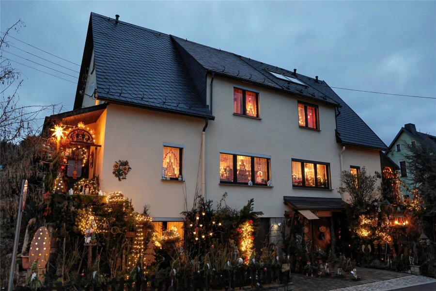 Zauberhaftes Weihnachtsland hat eine Adresse im Erzgebirge - Wenn das mal kein Blickfang ist: Das Lichterhaus Bermsgrün zur blauen Stunde.