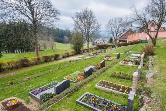 Der Friedhof von Burkhardtsgrün: Ein neuer Zaun soll ihn vor Wildschweinen schützen. 