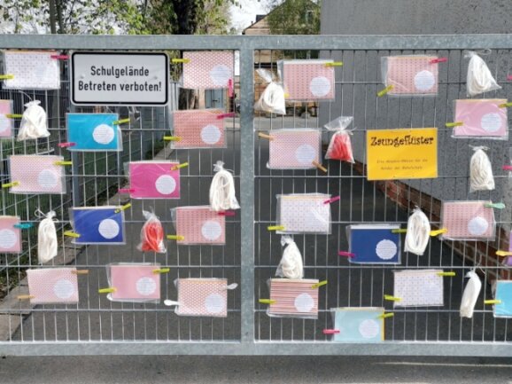 Das Schultor der Bebelschule war in den vergangenen Wochen mit farbenfrohen Überraschungstüten geschmückt. 