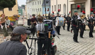 ZDF-Erzgebirgskrimi geht im Sommer weiter - Die Dreharbeiten zum Erzgebirgskrimi "Tödlicher Akkord" in Schneeberg fanden rund um den Bergstreittag statt. Nun wird der Krimi fortgesetzt.