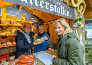 ZDF-Krimi beschert Komparsen Weihnachtsmarktgefühl - Erwischt: Schauspielerin Theresa Weißbach wird von Heike Seifert (l.) und Katrin Schmidt am Rand der Dreharbeiten zum Naschen verführt. 