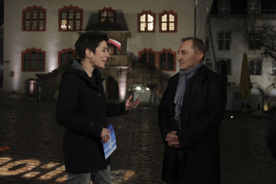 ZDF-Morgenmagazin erinnert live vom Altmarkt an die Friedliche Revolution - ZDF-Moderatorin Dunja Hayali spricht auf dem Altmarkt mit Siegmar Wolf, einem Zeitzeugen der Friedlichen Revolution.