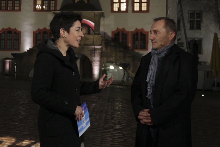 ZDF-Morgenmagazin erinnert live vom Altmarkt an die Friedliche Revolution - ZDF-Moderatorin Dunja Hayali spricht auf dem Altmarkt mit Siegmar Wolf, einem Zeitzeugen der Friedlichen Revolution.