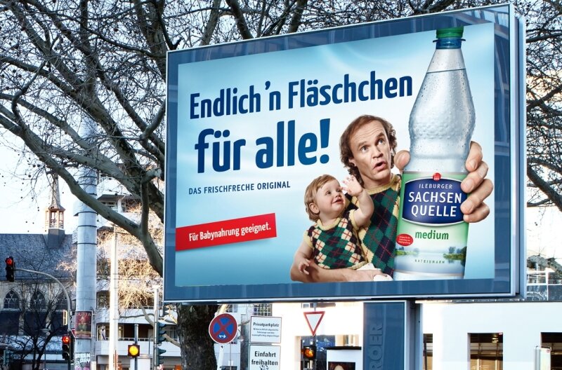 Zebra spielt in der Bundesliga - Die aktuelle Werbung von Sachsenquelle mit dem Comedian und gebürtigen Plauener Olaf Schubert.