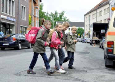 Kinder beim Überqueren der Auerbacher Straße in Rodewisch