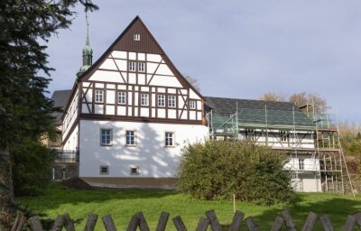 Zehn Chefsessel in Pfarrhäusern sind leer - Das Pfarrhaus in Crottendorf ist derzeit Baustelle. Unterdessen ist für die seit nunmehr fast zwei Jahren vakante Stelle des Pfarrers noch kein Nachfolger gefunden. 