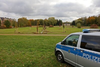 Zehn Gedenkbäume für NSU-Opfer in Zwickau gepflanzt - Die Polizei war beim Einpflanzen der Bäume im Schwanenteichpark anwesend.