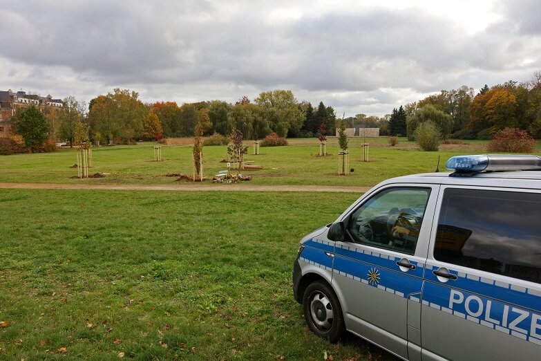 Zehn Gedenkbäume für NSU-Opfer in Zwickau gepflanzt - Die Polizei war beim Einpflanzen der Bäume im Schwanenteichpark anwesend.