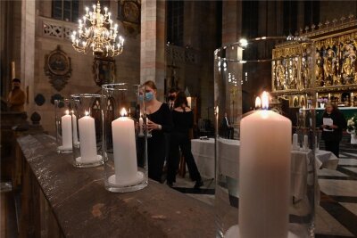 Zehn Kerzen für die NSU-Opfer - Im Zwickauer Dom sind Kerzen für die NSU-Opfer entzündet worden. 