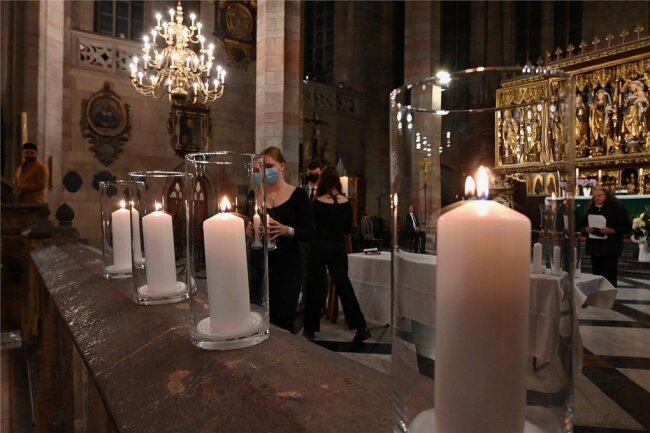 Im Zwickauer Dom sind Kerzen für die NSU-Opfer entzündet worden. 